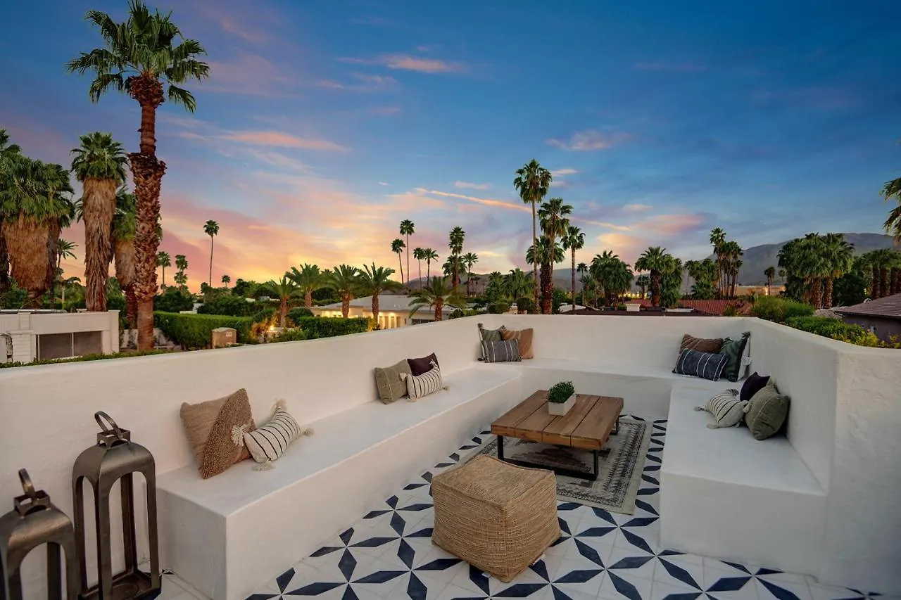 Дом отдыха Famous Movie Colony Estate- Casa De Amigos Estate- Ultra Luxe, Pool, Spa, Firepit 4Bd, 3.5Bth Палм-Спрингс