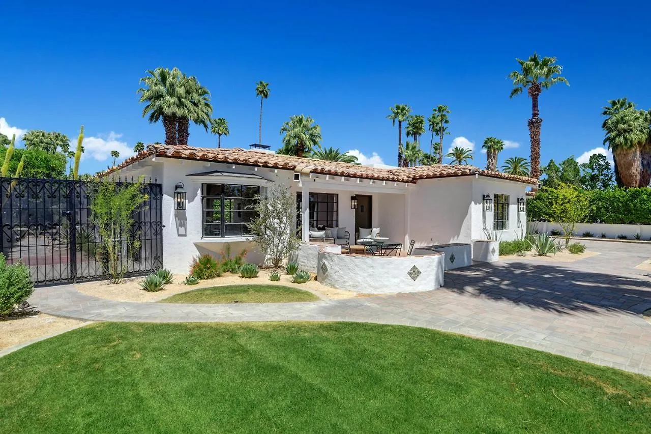 Дом отдыха Famous Movie Colony Estate- Casa De Amigos Estate- Ultra Luxe, Pool, Spa, Firepit 4Bd, 3.5Bth Палм-Спрингс